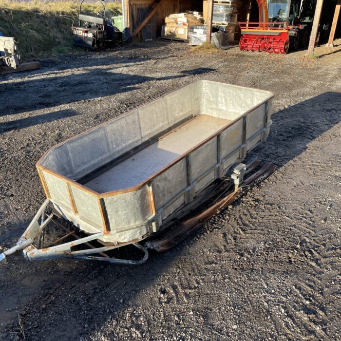 Anhängerschlitten mit 4 Ski und Aufbau gebraucht