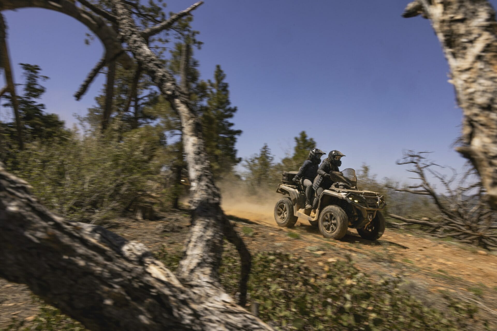 ORV ATV MY23 OUT MAX XT 850 PlatSatin ActionW9A6485 1