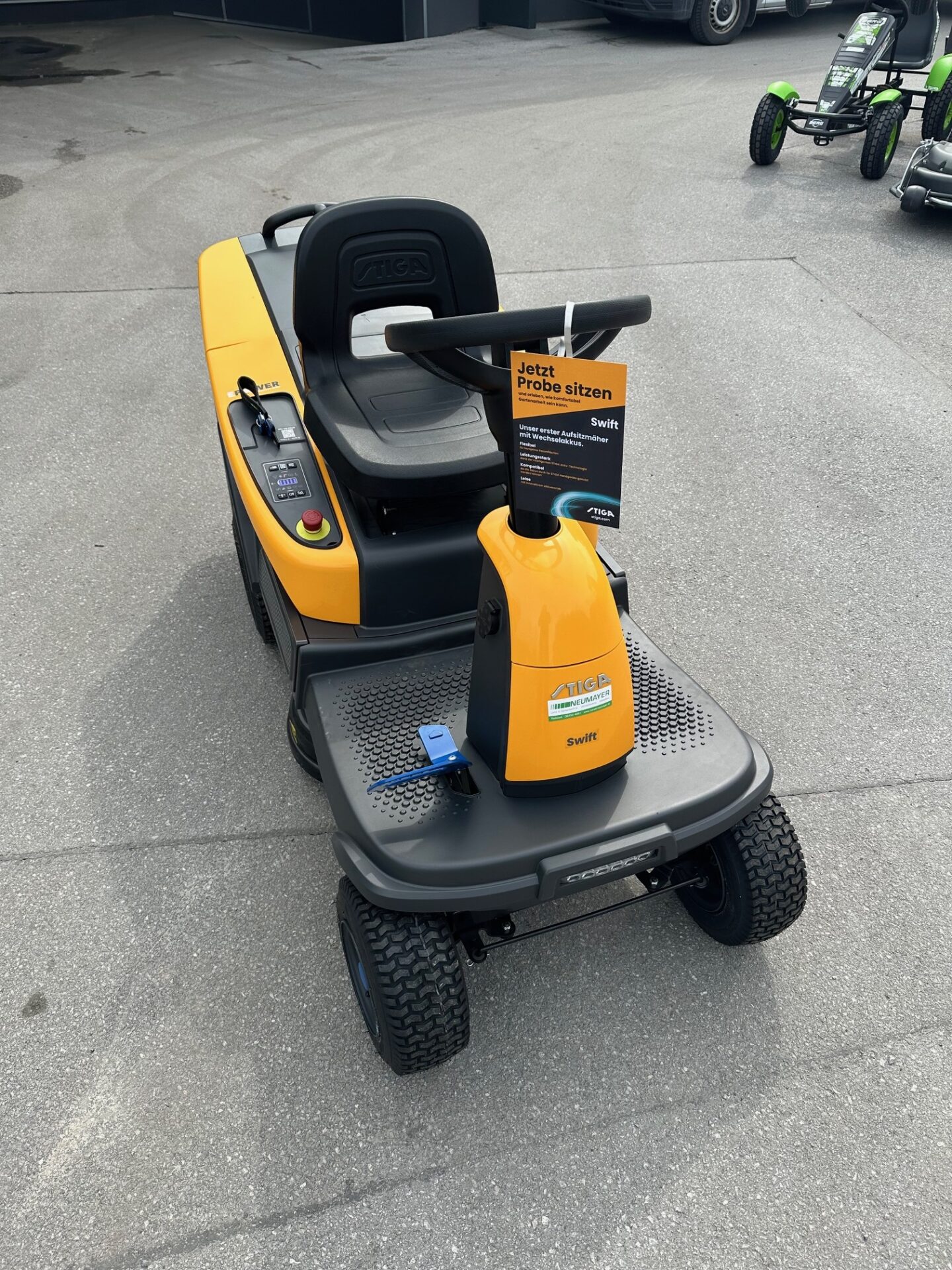 Akku-Rasentraktor STIGA Swift 372e- NEUGERÄT