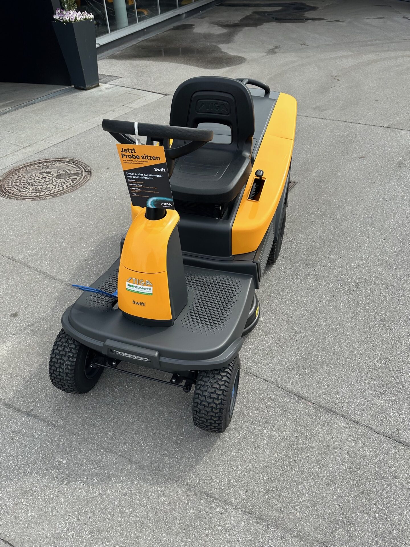 Akku-Rasentraktor STIGA Swift 372e- NEUGERÄT – Bild 2