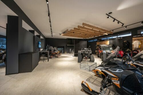 atv-ssv-schauraum-01 Schauraum der Harald Neumayer GmbH mit ATV, SSV, Motorschlitten, Arbeitsschlitten und Sportschlitten