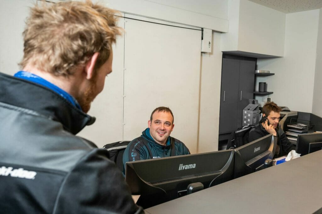 Mitarbeiter im Gespräch im Bürobereich der Firma