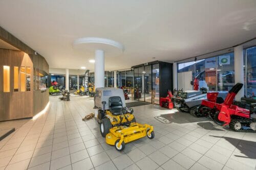 gartentechnik-schauraum-03 Aufsitzrasenmäher von Walker neben Schneefräsen von Honda im Schauraum