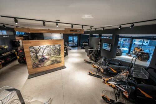 ski-doo-schauraum-02 Blick auf die Ausstellung der Ski-doos im Obergeschoss
