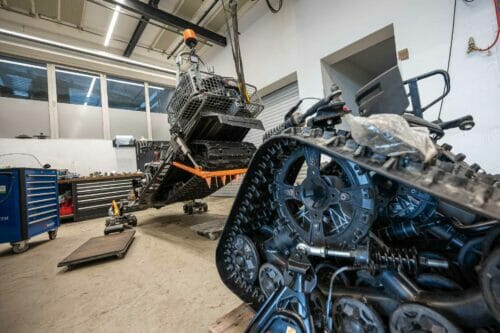 werkstatt-atv-05 Hochgehobener Arbeitsschlitten der Marke Lynx