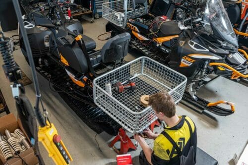 werkstatt-aufbau-ski-doo-01 Montage eines Korbs als Aufbau an einem Schneemobil