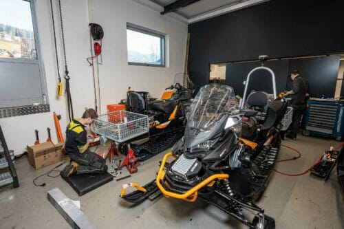werkstatt-aufbau-ski-doo-02 Montage eines individuell angepassten Transportkorbs