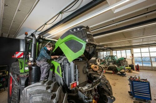 werkstatt-landtechnik-03 Landtechnik - Arbeiten an einer Fendt Landmaschine