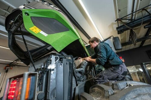 werkstatt-neumayer Filtertausch bei einer Fendt Landmaschine