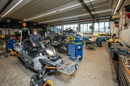 werkstatt-ski-doo-01 Mechaniker beim Überprüfen eines Arbeitsschlitten von Lynx